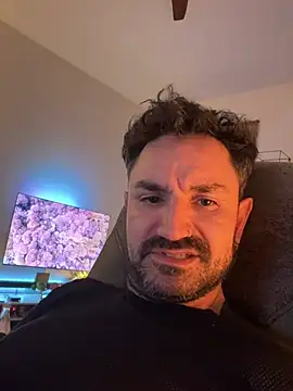 tomz0819 online show from April 12, 2026, 5:11 am