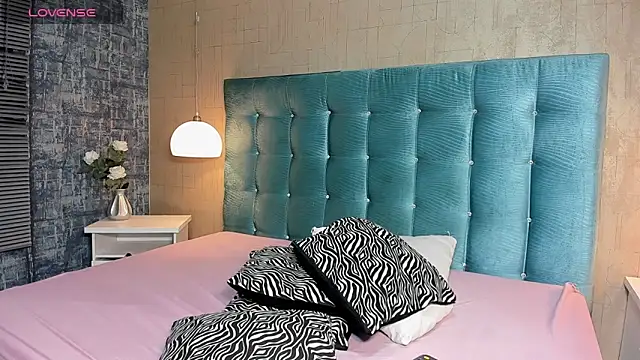 Paola  23 online show from November 28, 2025, 8:20 pm