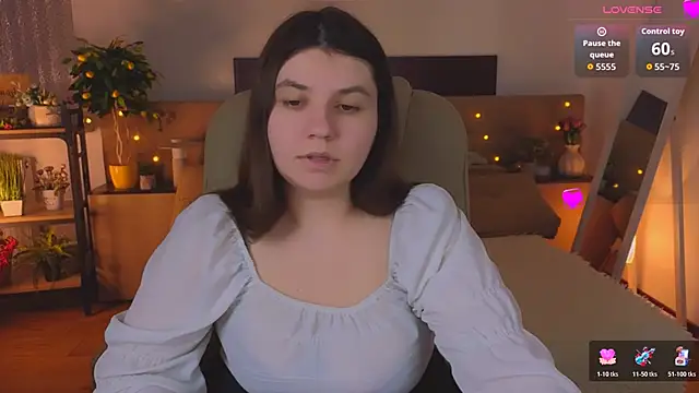 Snapshot of Viola__Shy chatting on April 21, 2026, 2:25 am Viola Shy online show from April 21, 2026, 2:25 am