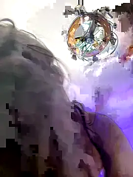 OniricFemme online show from December 16, 2025, 1:32 am