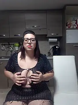 carolyne2023 online show from April 13, 2026, 8:57 pm