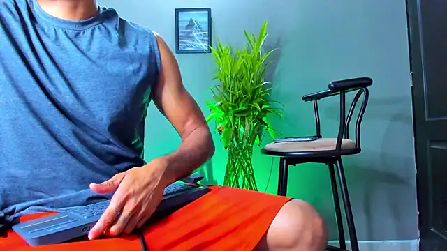 Snapshot of Damian_022 chatting on November 15, 2025, 2:32 pm Damian 022 online show from November 15, 2025, 2:32 pm