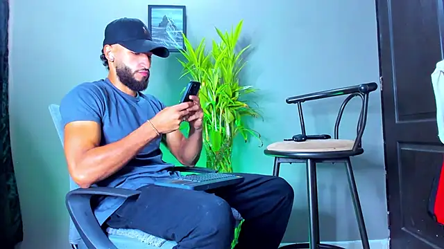 Snapshot of Damian_022 chatting on January 11, 2026, 6:04 pm Damian 022 online show from January 11, 2026, 6:04 pm