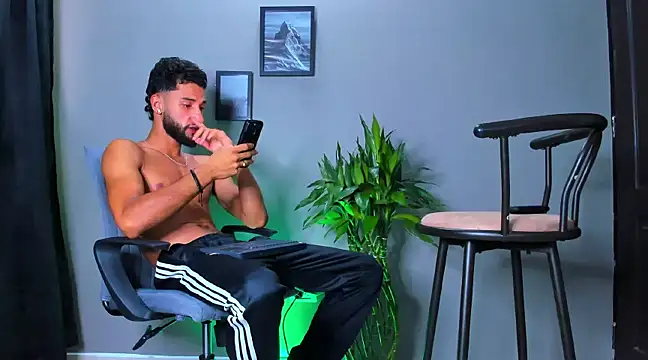 Snapshot of Damian_022 chatting on March 19, 2025, 3:19 pm Damian 022 online show from March 19, 2025, 3:19 pm