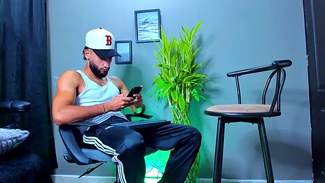 Snapshot of Damian_022 chatting on October 28, 2025, 12:59 pm Damian 022 online show from October 28, 2025, 12:59 pm