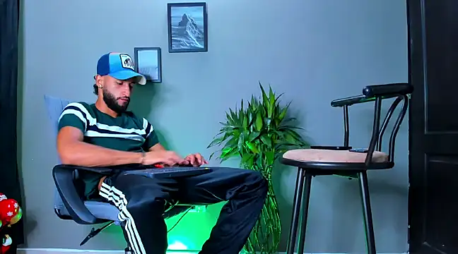 Snapshot of Damian_022 chatting on March 11, 2025, 12:00 am Damian 022 online show from March 11, 2025, 12:00 am