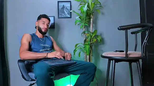 Snapshot of Damian_022 chatting on January 20, 2025, 11:10 pm Damian 022 online show from January 20, 2025, 11:10 pm