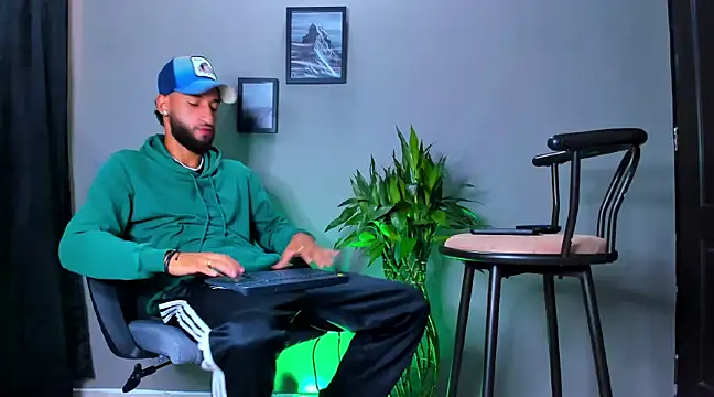 Snapshot of Damian_022 chatting on March 19, 2025, 12:12 pm Damian 022 online show from March 19, 2025, 12:12 pm