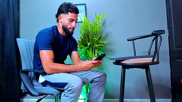 Snapshot of Damian_022 chatting on October 7, 2025, 1:39 am Damian 022 online show from October 7, 2025, 1:39 am