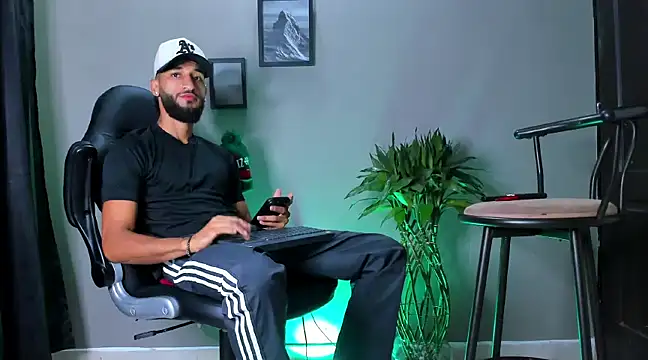 Snapshot of Damian_022 chatting on January 4, 2025, 3:07 pm Damian 022 online show from January 4, 2025, 3:07 pm