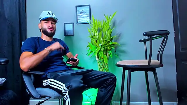 Snapshot of Damian_022 chatting on October 27, 2025, 12:17 pm Damian 022 online show from October 27, 2025, 12:17 pm