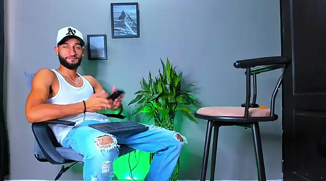 Snapshot of Damian_022 chatting on March 20, 2025, 4:53 pm Damian 022 online show from March 20, 2025, 4:53 pm