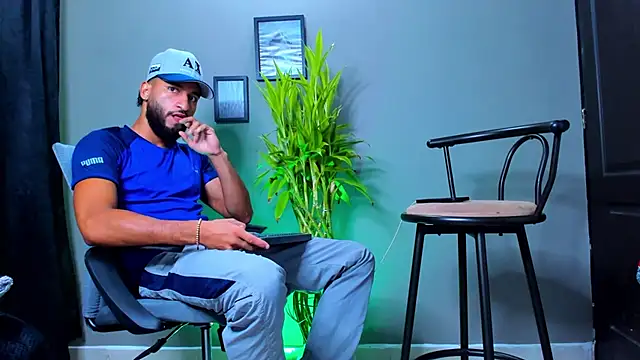 Snapshot of Damian_022 chatting on October 22, 2025, 12:04 pm Damian 022 online show from October 22, 2025, 12:04 pm