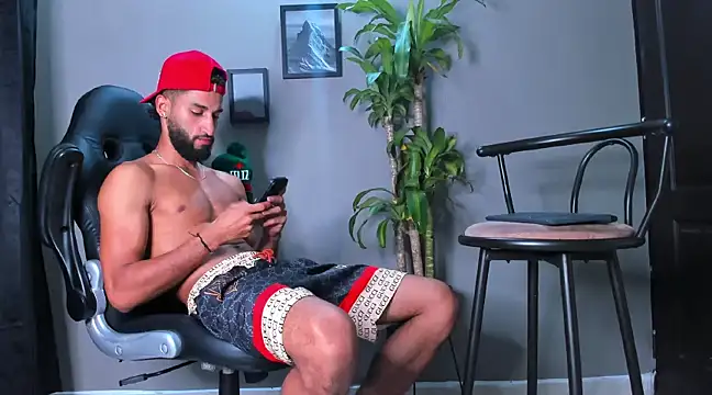 Snapshot of Damian_022 chatting on December 7, 2024, 2:08 pm Damian 022 online show from December 7, 2024, 2:08 pm