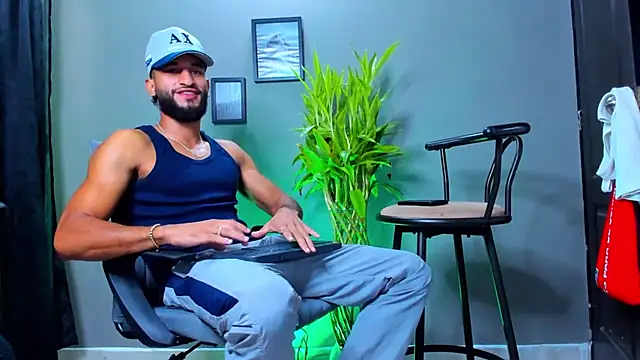 Snapshot of Damian_022 chatting on October 23, 2025, 1:32 pm Damian 022 online show from October 23, 2025, 1:32 pm