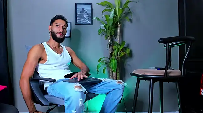 Snapshot of Damian_022 chatting on January 8, 2025, 10:37 pm Damian 022 online show from January 8, 2025, 10:37 pm