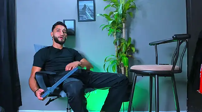 Snapshot of Damian_022 chatting on February 25, 2025, 12:38 pm Damian 022 online show from February 25, 2025, 12:38 pm