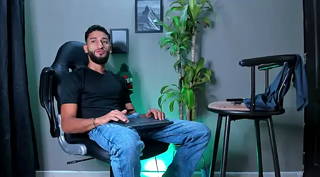 Snapshot of Damian_022 chatting on December 28, 2024, 10:23 pm Damian 022 online show from December 28, 2024, 10:23 pm