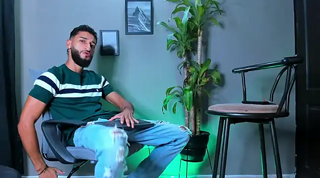 Snapshot of Damian_022 chatting on January 10, 2025, 4:51 pm Damian 022 online show from January 10, 2025, 4:51 pm