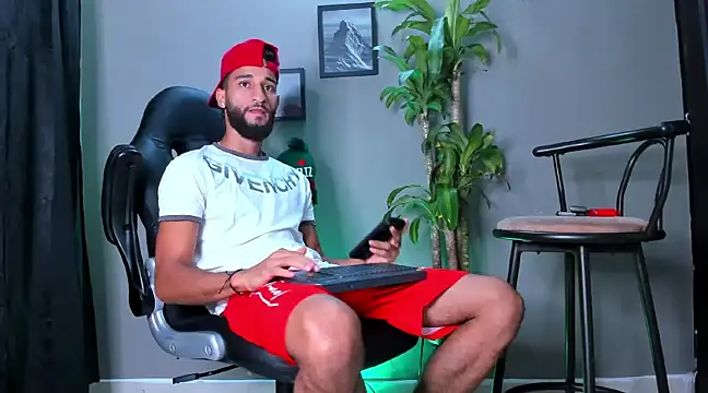 Snapshot of Damian_022 chatting on December 6, 2024, 12:33 pm Damian 022 online show from December 6, 2024, 12:33 pm