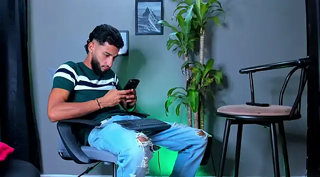 Snapshot of Damian_022 chatting on January 11, 2025, 4:38 am Damian 022 online show from January 11, 2025, 4:38 am