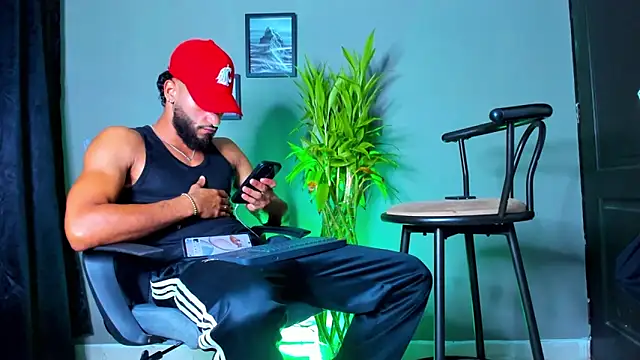 Snapshot of Damian_022 chatting on November 12, 2025, 1:04 pm Damian 022 online show from November 12, 2025, 1:04 pm