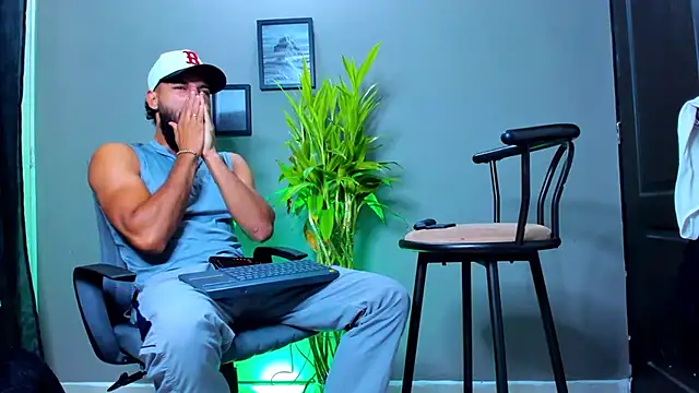 Snapshot of Damian_022 chatting on October 17, 2025, 11:56 am Damian 022 online show from October 17, 2025, 11:56 am