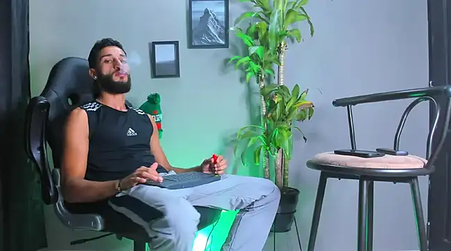 Snapshot of Damian_022 chatting on December 17, 2024, 3:38 pm Damian 022 online show from December 17, 2024, 3:38 pm