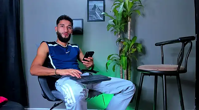 Snapshot of Damian_022 chatting on January 11, 2025, 11:46 pm Damian 022 online show from January 11, 2025, 11:46 pm