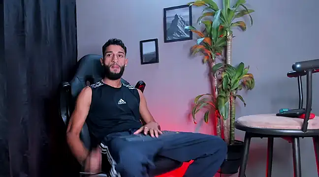 Snapshot of Damian_022 chatting on December 19, 2024, 2:13 pm Damian 022 online show from December 19, 2024, 2:13 pm