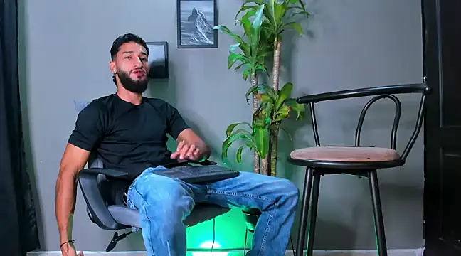 Snapshot of Damian_022 chatting on January 16, 2025, 3:02 pm Damian 022 online show from January 16, 2025, 3:02 pm