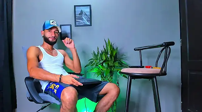 Snapshot of Damian_022 chatting on March 21, 2025, 2:18 pm Damian 022 online show from March 21, 2025, 2:18 pm