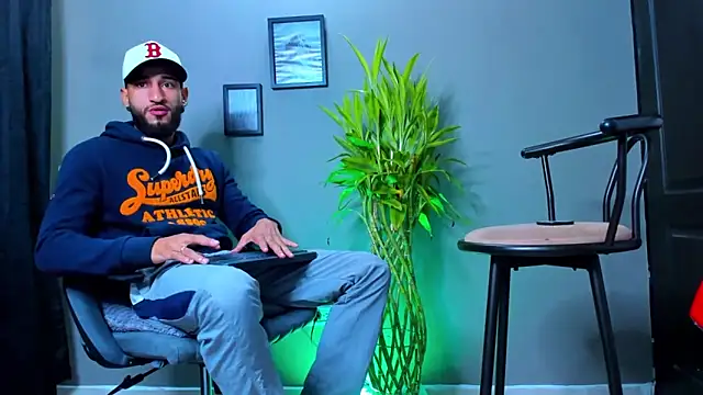 Snapshot of Damian_022 chatting on October 6, 2025, 12:06 pm Damian 022 online show from October 6, 2025, 12:06 pm