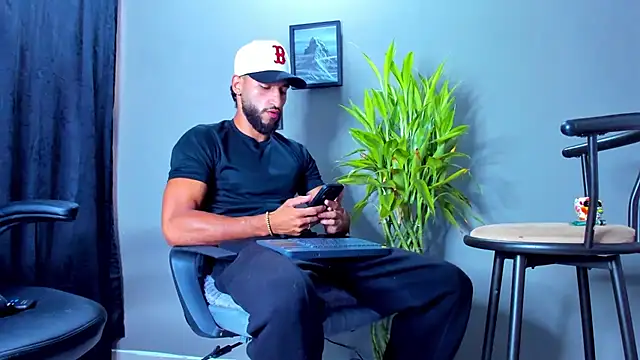 Snapshot of Damian_022 chatting on September 24, 2025, 2:01 pm Damian 022 online show from September 24, 2025, 2:01 pm