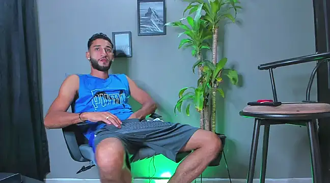 Snapshot of Damian_022 chatting on February 15, 2025, 12:37 am Damian 022 online show from February 15, 2025, 12:37 am