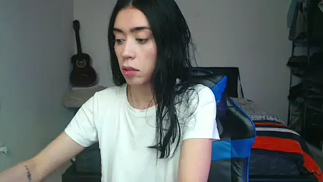 Julieta De Los Angeles online show from October 14, 2025, 4:40 pm