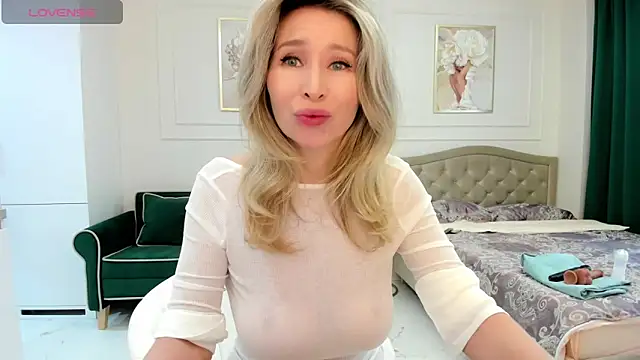 Snapshot of Jolie_Ozolla chatting on October 10, 2025, 8:26 am Jolie Ozolla online show from October 10, 2025, 8:26 am