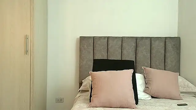 karina lewis  online show from February 5, 2026, 3:57 am