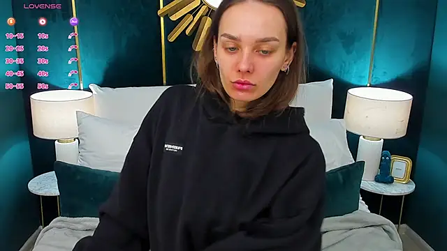 AprilWong online show from April 4, 2026, 5:03 am