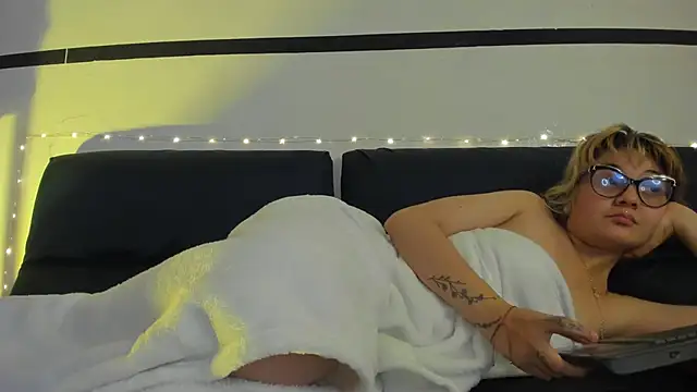 Snapshot of Sweet_Namii chatting on March 23, 2025, 6:37 am Sweet Namii online show from March 23, 2025, 6:37 am