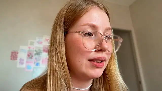HoneyAudrey online show from June 26, 2026, 2:28 am