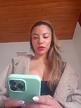 Karen San Miguel online show from October 28, 2025, 7:35 pm