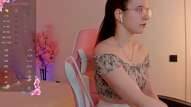 sweeet july online show from February 21, 2025, 4:40 am