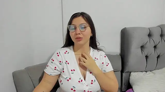 Emily Rowley online show from December 15, 2025, 3:45 am