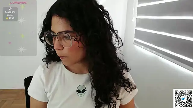 cinnamon rosa online show from October 8, 2025, 8:42 pm