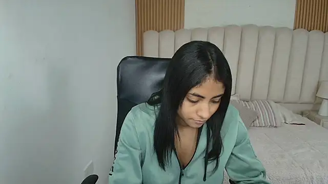 shaneelle online show from April 14, 2026, 3:11 am