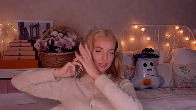 aestetick online show from October 18, 2025, 3:47 pm