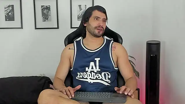 Snapshot of Dereck_vega chatting on July 22, 2026, 10:45 pm Dereck vega online show from July 22, 2026, 10:45 pm