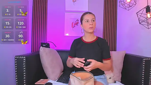 Nahiajhonson  online show from November 5, 2025, 1:03 pm