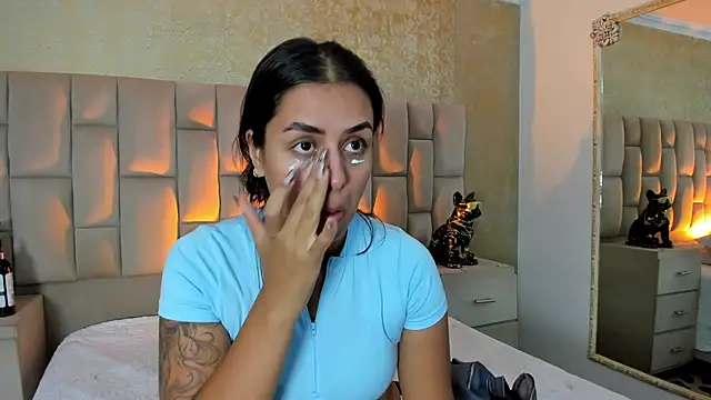 EmmaTorres  online show from November 6, 2025, 9:41 pm